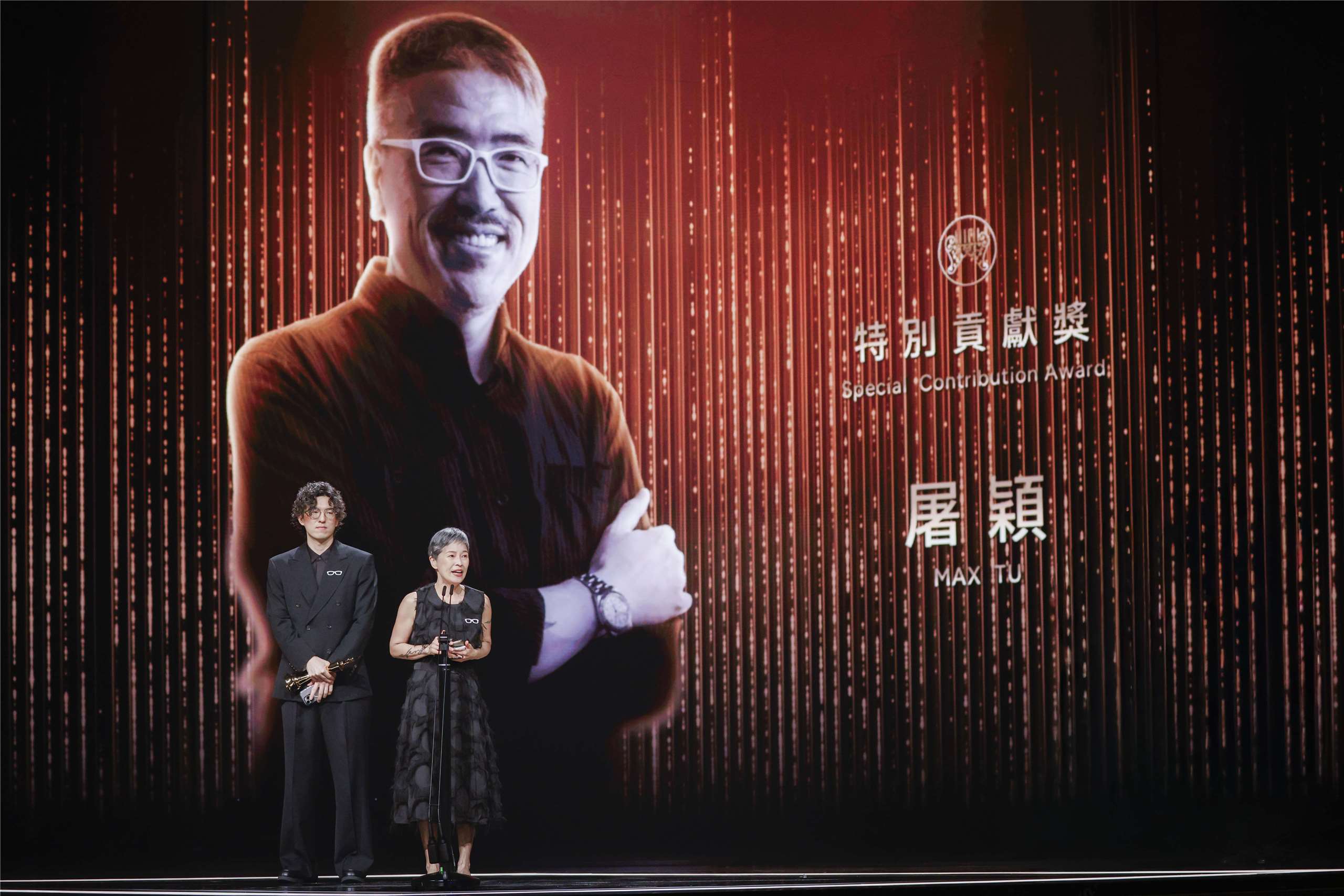 屠穎由遺孀馮苓儀與兒子屠衡代為領獎。（ 台視提供）