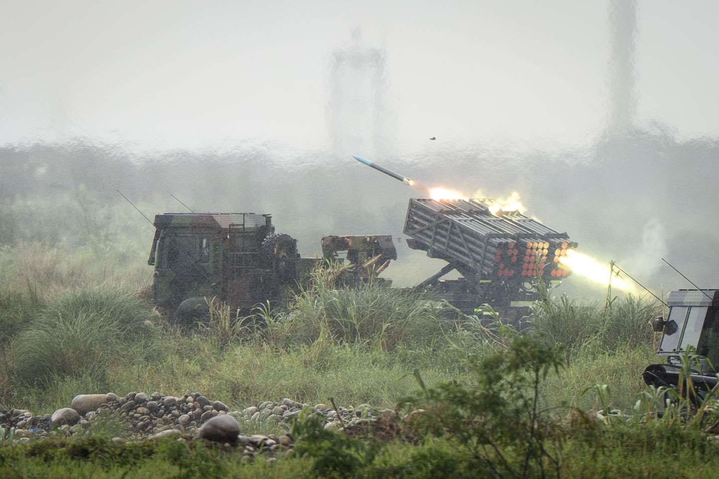 陸軍十軍團9日上午於台中大甲溪口進行年度「重砲射擊操演」，圖為我國中科院自研之「雷霆2000多管火箭系統」。(楊仁翔 攝)