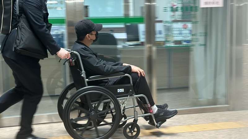 刑事局前警政監林明佐(圖)坐輪椅前往法院開庭。(資料照片/中央社)