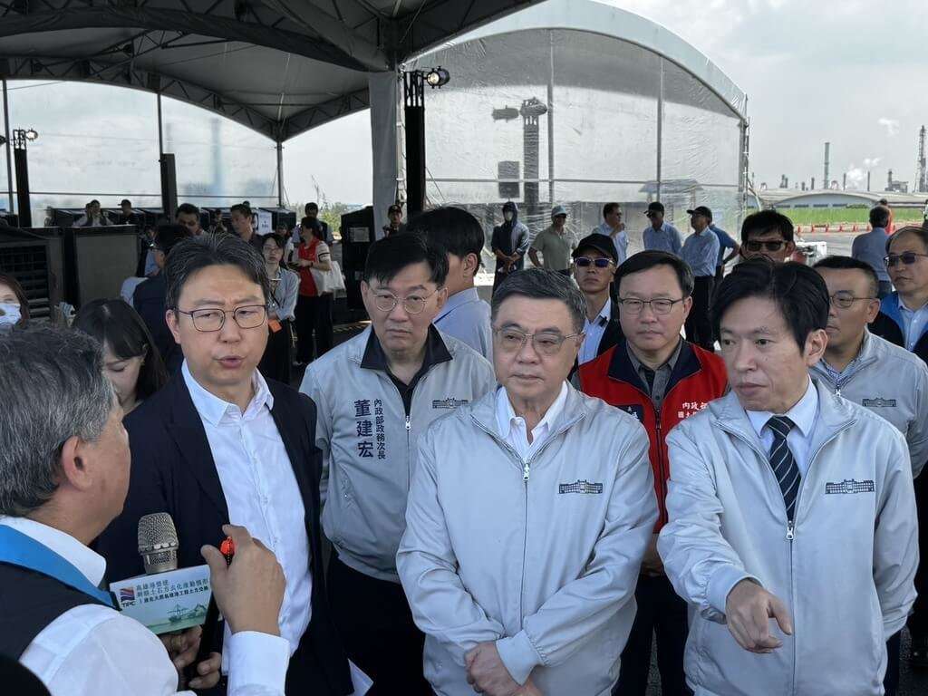 行政院長卓榮泰(前右2)6日在行政院秘書長張惇涵(前右1)等人陪同下，視察高雄港填海造陸收容土石方推動情形。(內政部提供)