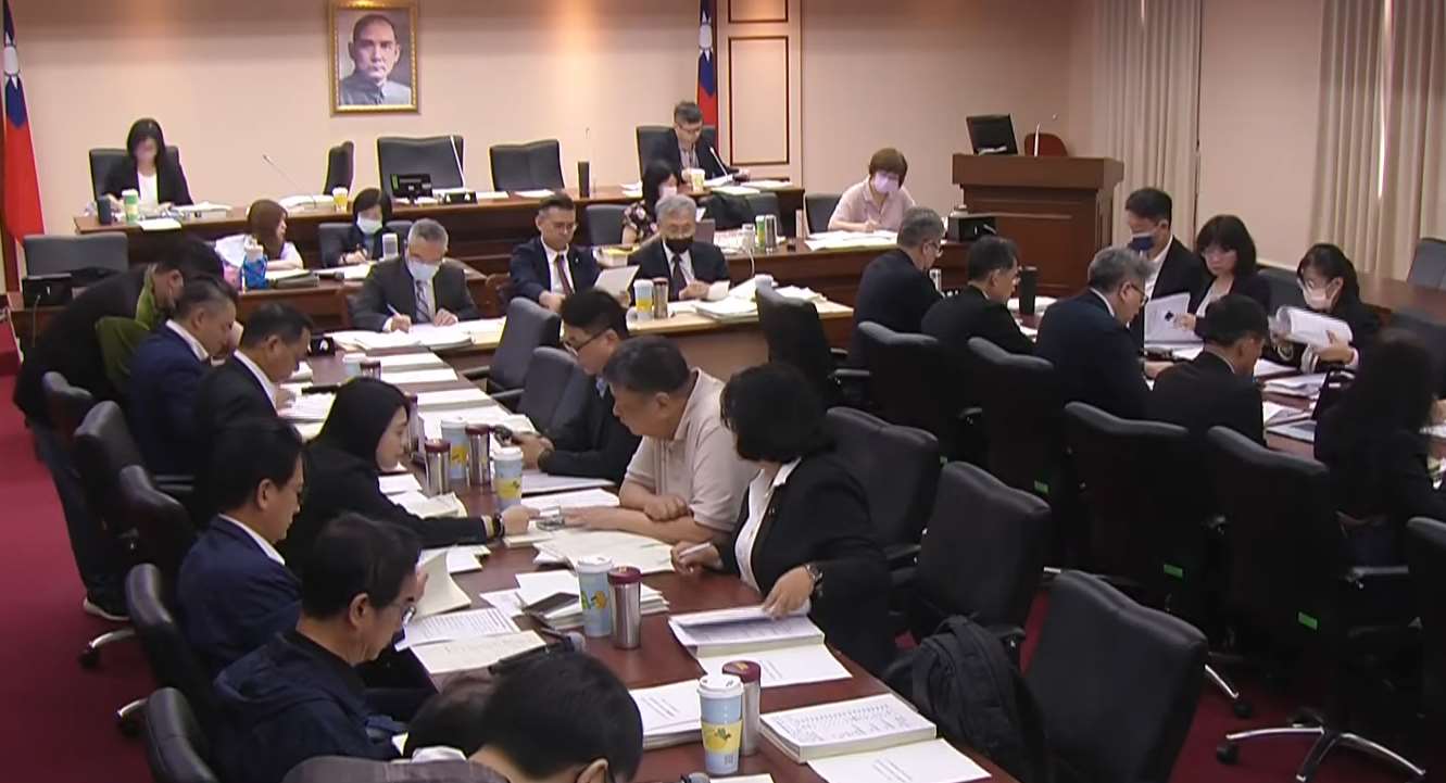 立法院交通委員會17日審查2026年中央政府總預算案附屬單位預算營業部分關於交通部主管中華郵政營業預算。(翻攝國會頻道)