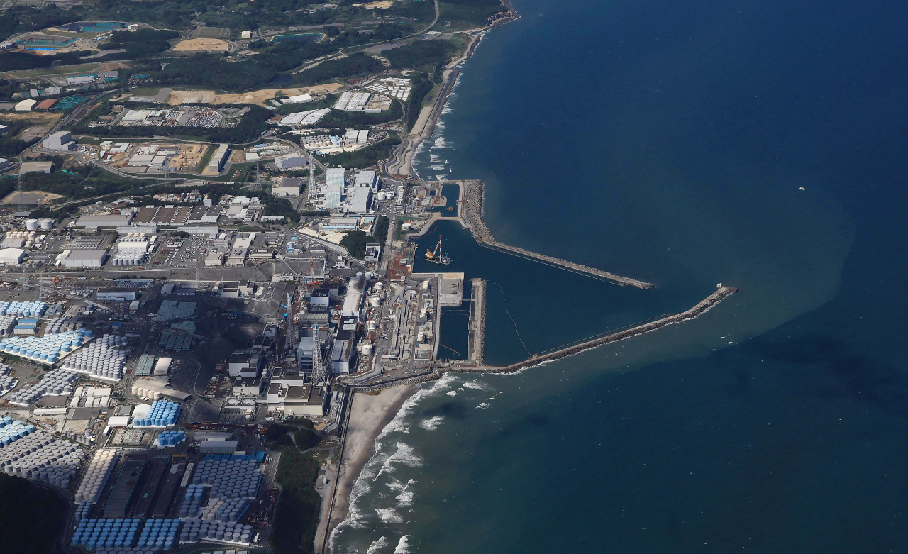 2011年福島核災後，日本關閉了54座核子反應爐。圖為福島第一核電廠核處理水排放入海資料照。(AFP)