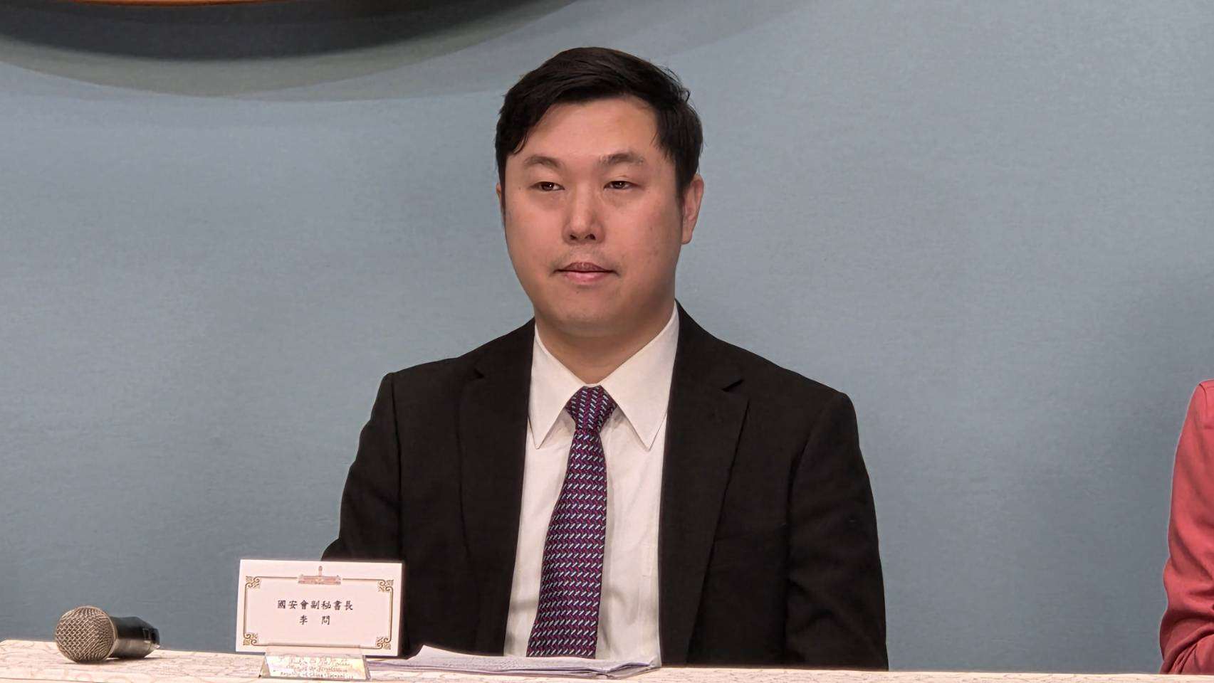 總統府「全社會防衛韌性委員會」25日舉行第8次委員會議，國安會副秘書長李問轉述此次會議內容。(劉玉秋攝)