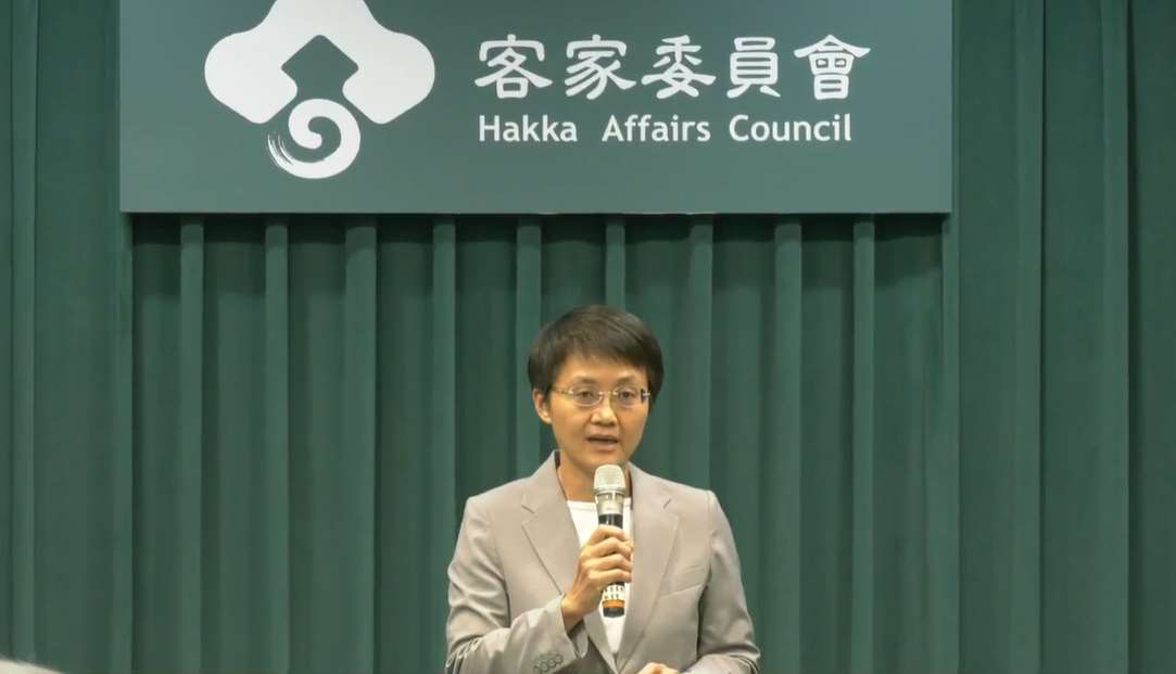 針對國立客家兒童合唱團準備參加3年一度的世界合唱大會(WSCM)前夕，卻發現團名遭到中共施壓竄改為「中國台灣」。客委會主委古秀妃今天(24日)舉辦記者會表達嚴重抗議。(翻攝客委會直播畫面)