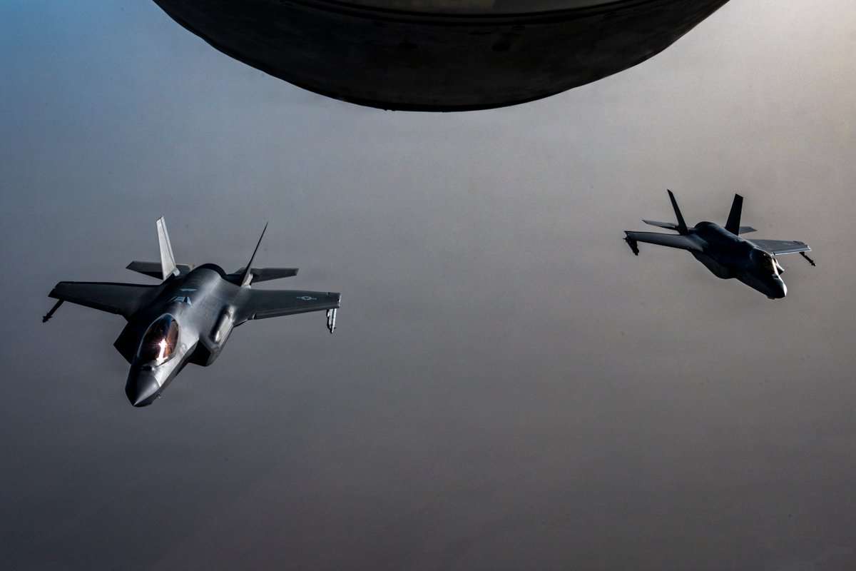 兩架美國空軍 F-35A 隱形戰鬥機在巡邏期間飛越中東。(X平台/@CENTCOM)
