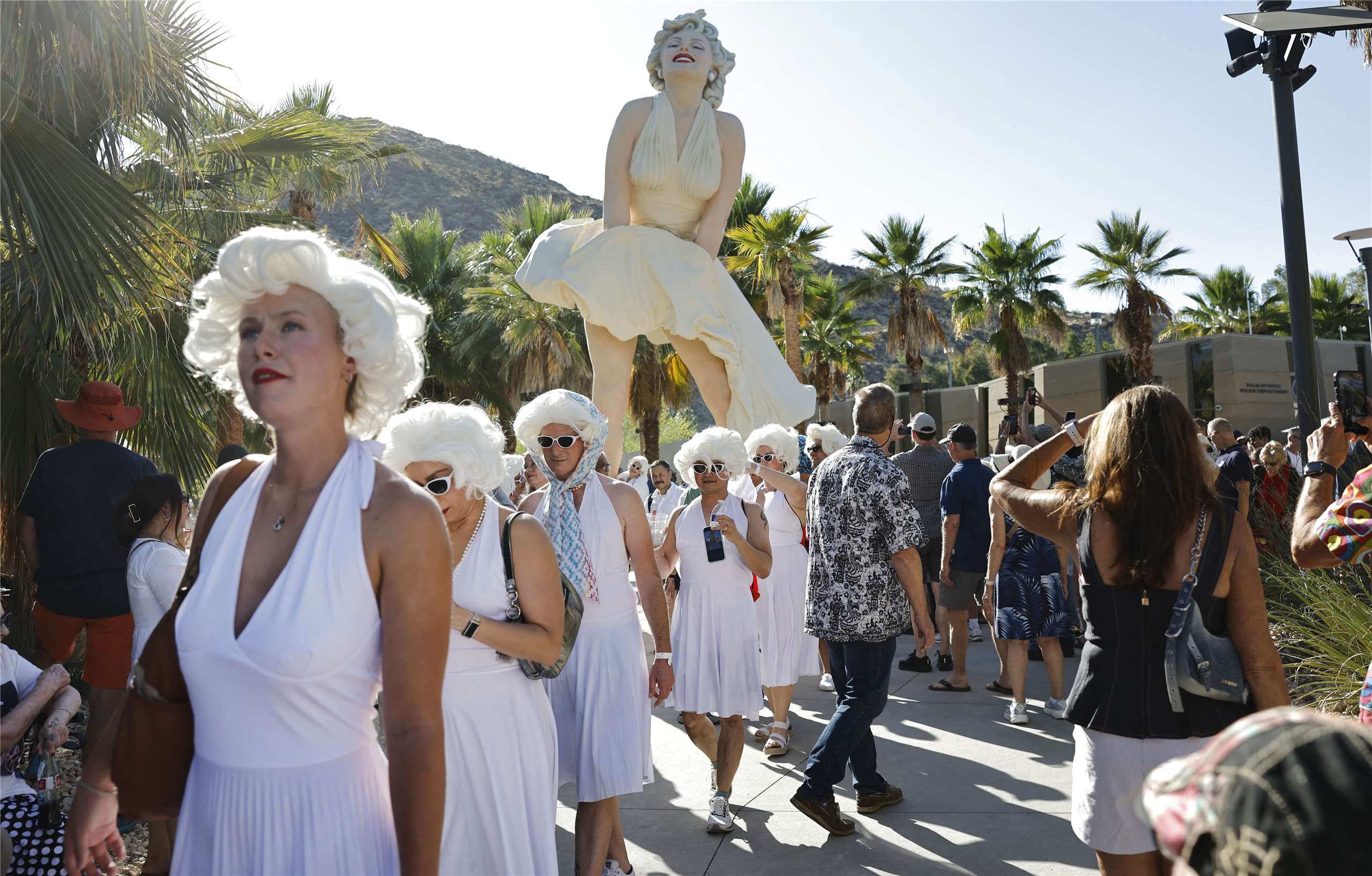 加州棕櫚泉5月30日舉辦美國影壇傳奇女星瑪麗蓮夢露(Marilyn Monroe)的百歲冥誕活動，不少影迷打扮成夢露參加活動。
