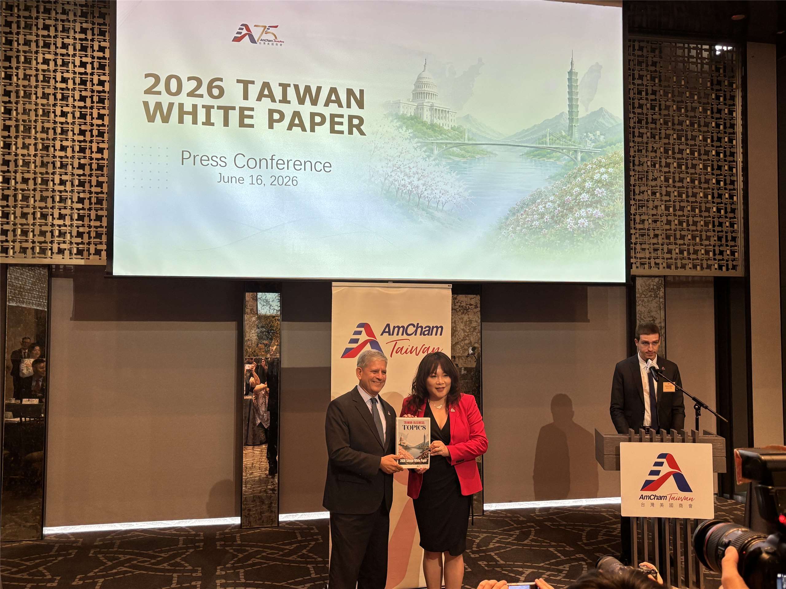台灣美國商會16日發布《2026台灣白皮書》，台灣美國商會執行長魏凱(Carl Wegner)及台灣美國商會理事長陳幼臻也回應301條款強迫勞動相關調查，認為不用太擔心。(楊文君 攝)