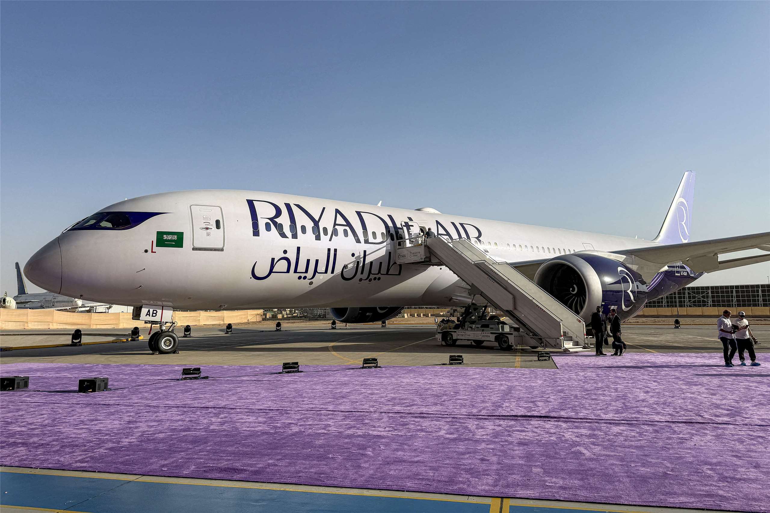7日停泊於哈立德國王國際機場的利雅德航空(Riyadh Air)波音787夢幻客機(Boeing 787 Dreamliner)。