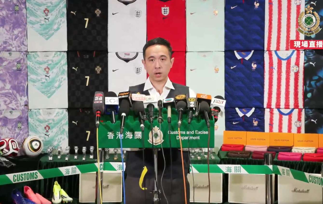 在2026年世界盃足球賽開幕前夕，香港海關採取打擊相關冒牌貨品的行動，檢獲23萬件冒牌及侵權貨品，包括球衣、球鞋等。 (圖:翻拍自香港海關臉書)