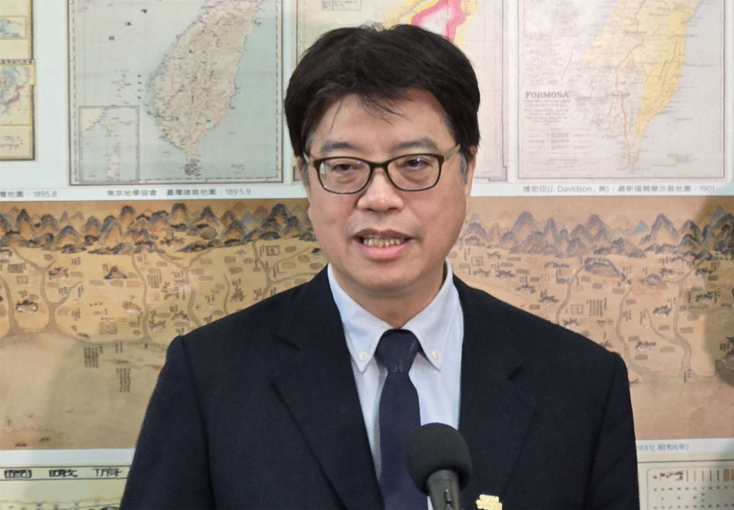 陸委會主委邱垂正17日出席立法院內政委員會會議，接受媒體聯訪。(陳國維 攝)
