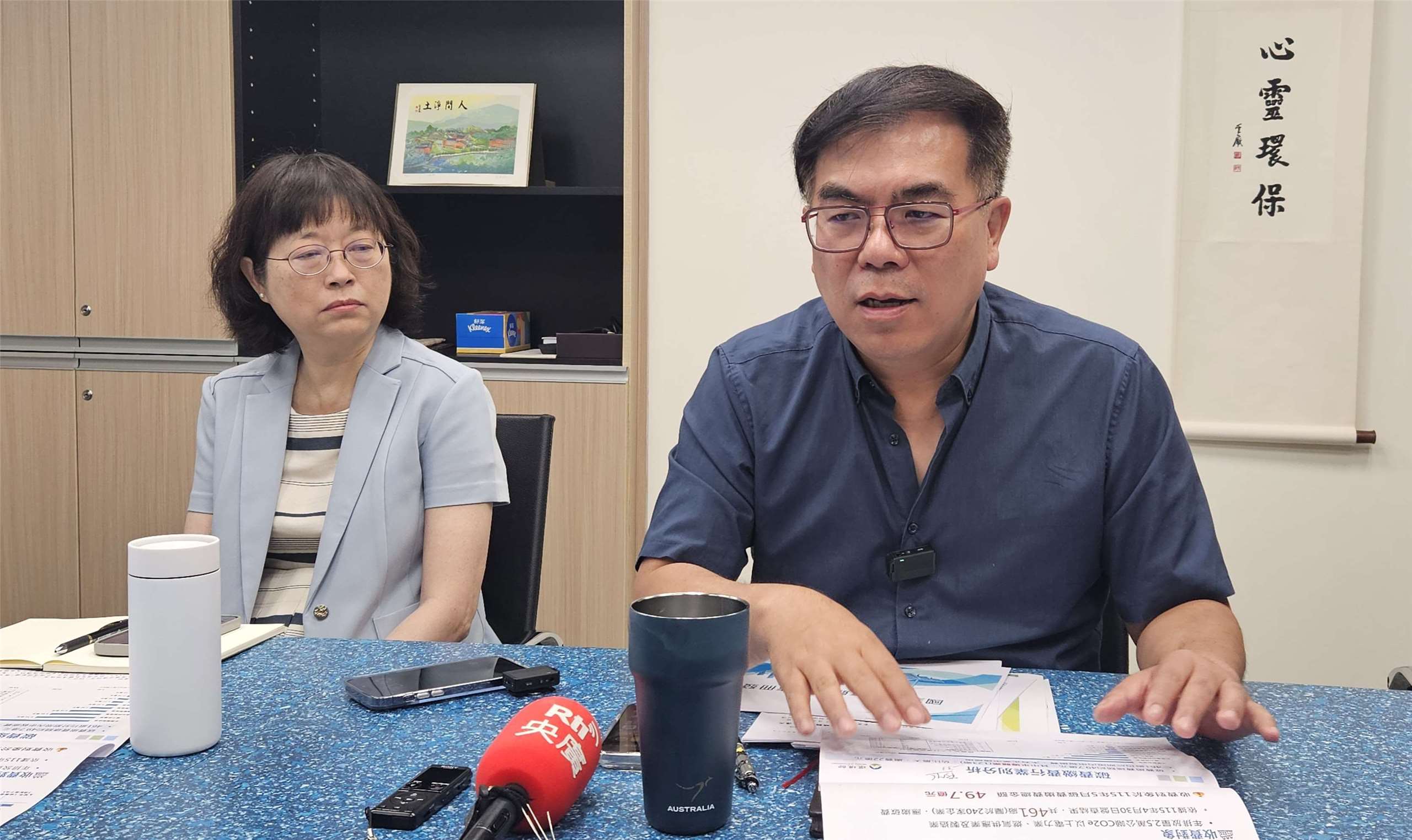 環境部長彭啓明(右)與氣候變遷署署長蔡玲儀說明首年碳費徵收總額約49.7億元。(劉品希 攝)