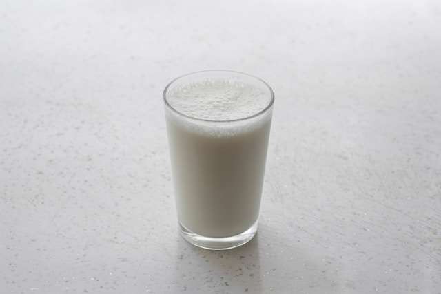 7月1日起，僅有取得台灣鮮乳標章、優良農產品(CAS)或產銷履歷(TAP)等標章的國產牛羊乳才能標示為「鮮乳」，進口液態乳均不得使用「鮮乳」名稱。(示意圖/Unsplash)