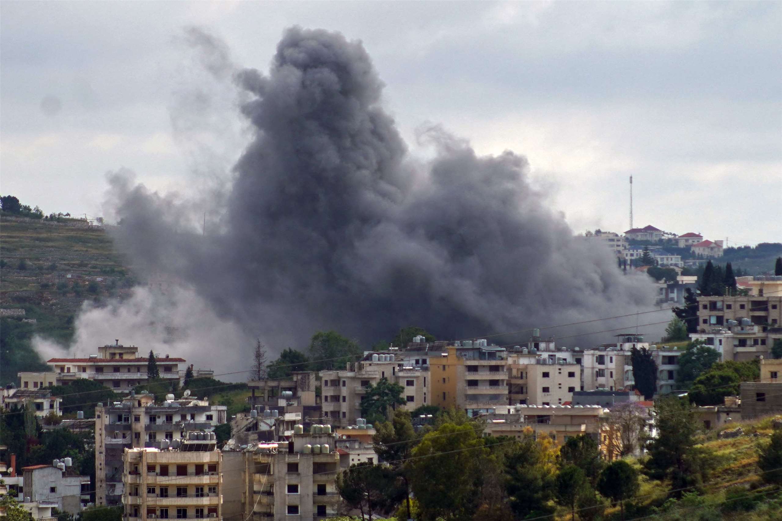 以色列5月22日日空襲黎巴嫩南部城市納巴提耶(Nabatieh)，現場濃煙滾滾。