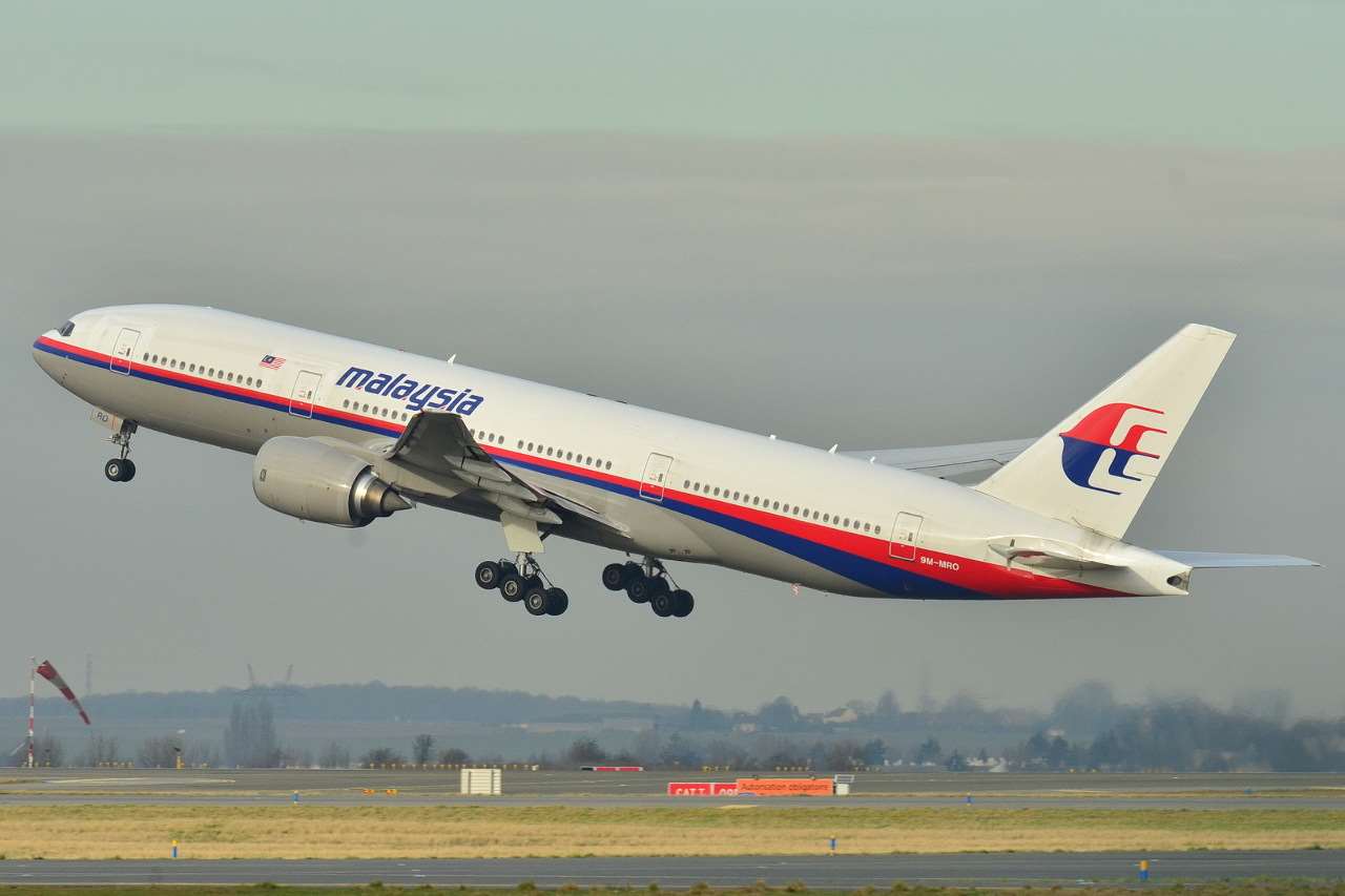 MH370於2014年從吉隆坡飛往北京途中失聯，機上載有227名乘客及12名機組員，成為全球航空史上最持久的謎團之一。(圖：維基)