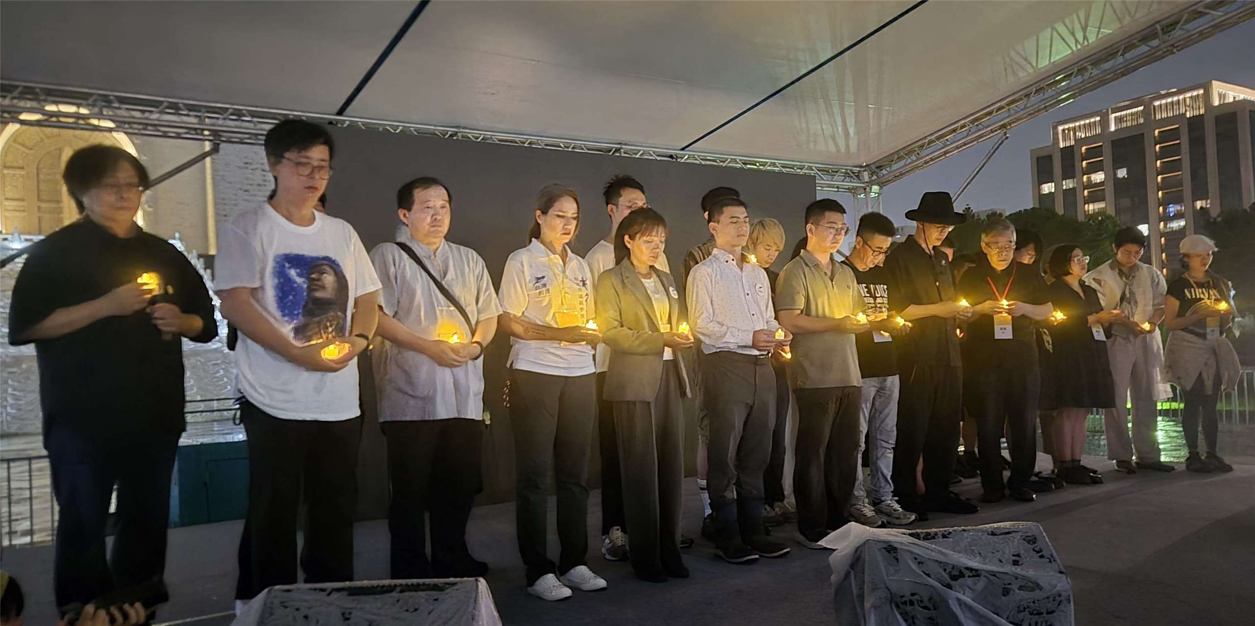 六四屠殺37週年紀念晚會，現場默哀64秒。(程寬仁 攝)