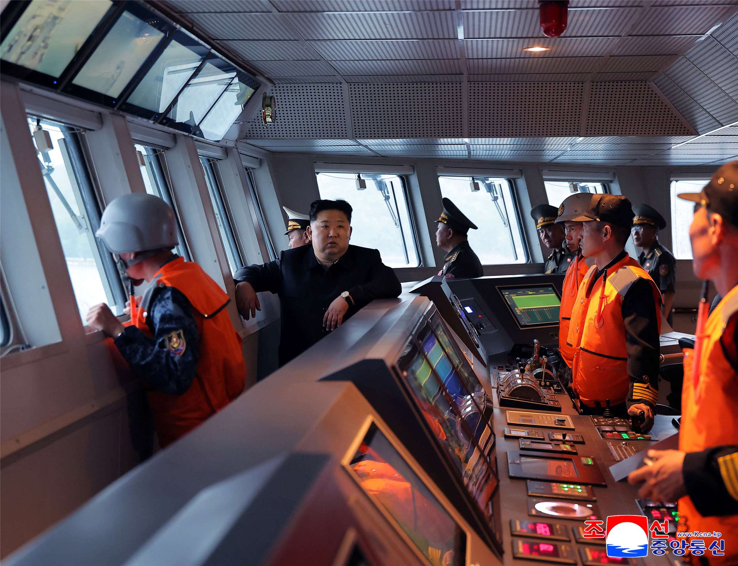 北韓領導人金正恩視察海軍驅逐艦「姜健號」(Kang Kon)，強調必須提升海軍核戰威懾的能力。