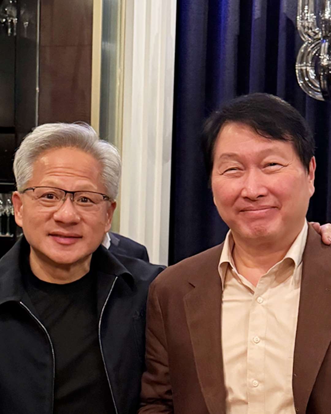 南韓SK集團會長崔泰源（右）2026年6月1日在台北會見輝達執行長黃仁勳。 (SK海力士官方臉書)