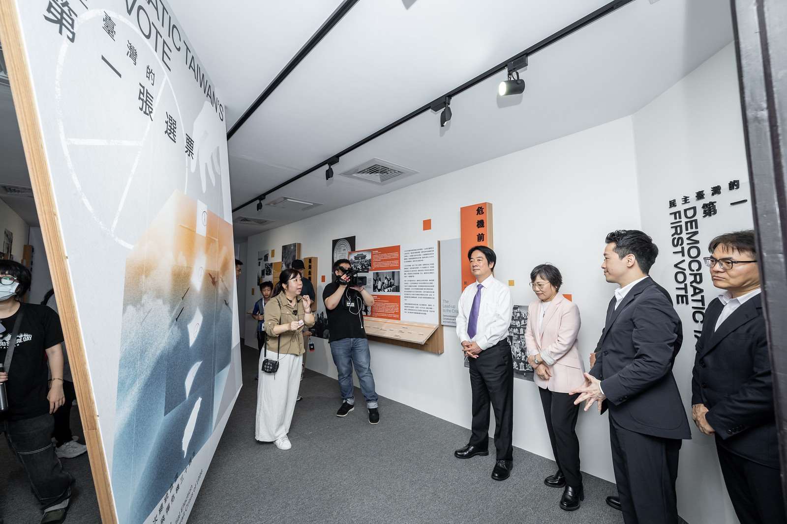 賴總統6日上午在總統府參觀「1996.03.23－時代的分水嶺」總統直選30週年系列特展。(總統府提供)