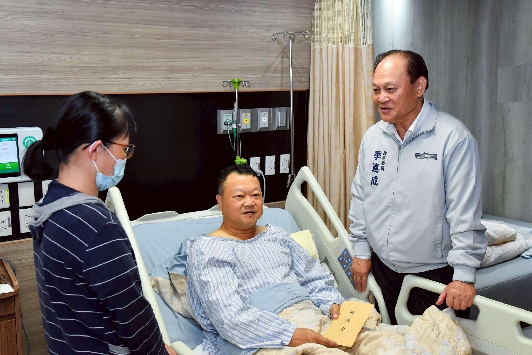 行政院政委季連成(右)9日代表行政院長卓榮泰前往探視遭毒駕衝撞受傷的彰化埔鹽分駐所所長陳國銘(中)。(圖：行政院提供)