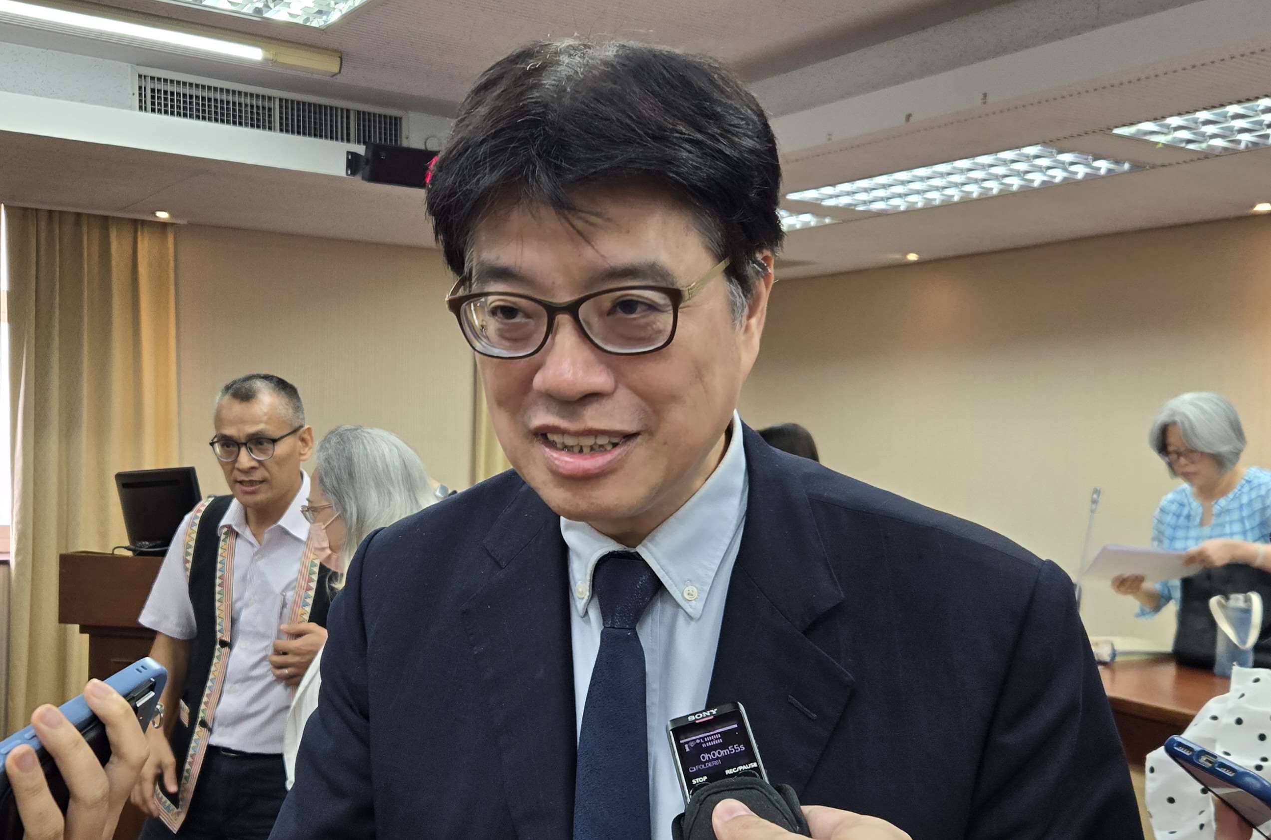 陸委會主委邱垂正17日在立法院內政委員會會議結束後回應媒體詢問。(陳國維 攝)