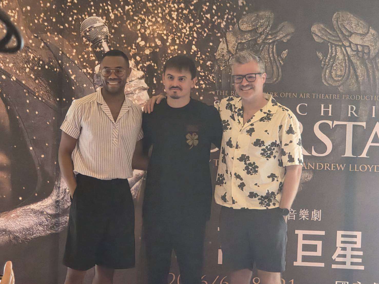 《萬世巨星》飾演耶穌的路克·史崔特（Luke Street）(中)、飾演猶大的賈馮·金（Javon King）(左)來台接受訪問，分享角色詮釋與演出心境。右為音樂總監 Harry Haden-Brown。(江昭倫 攝)