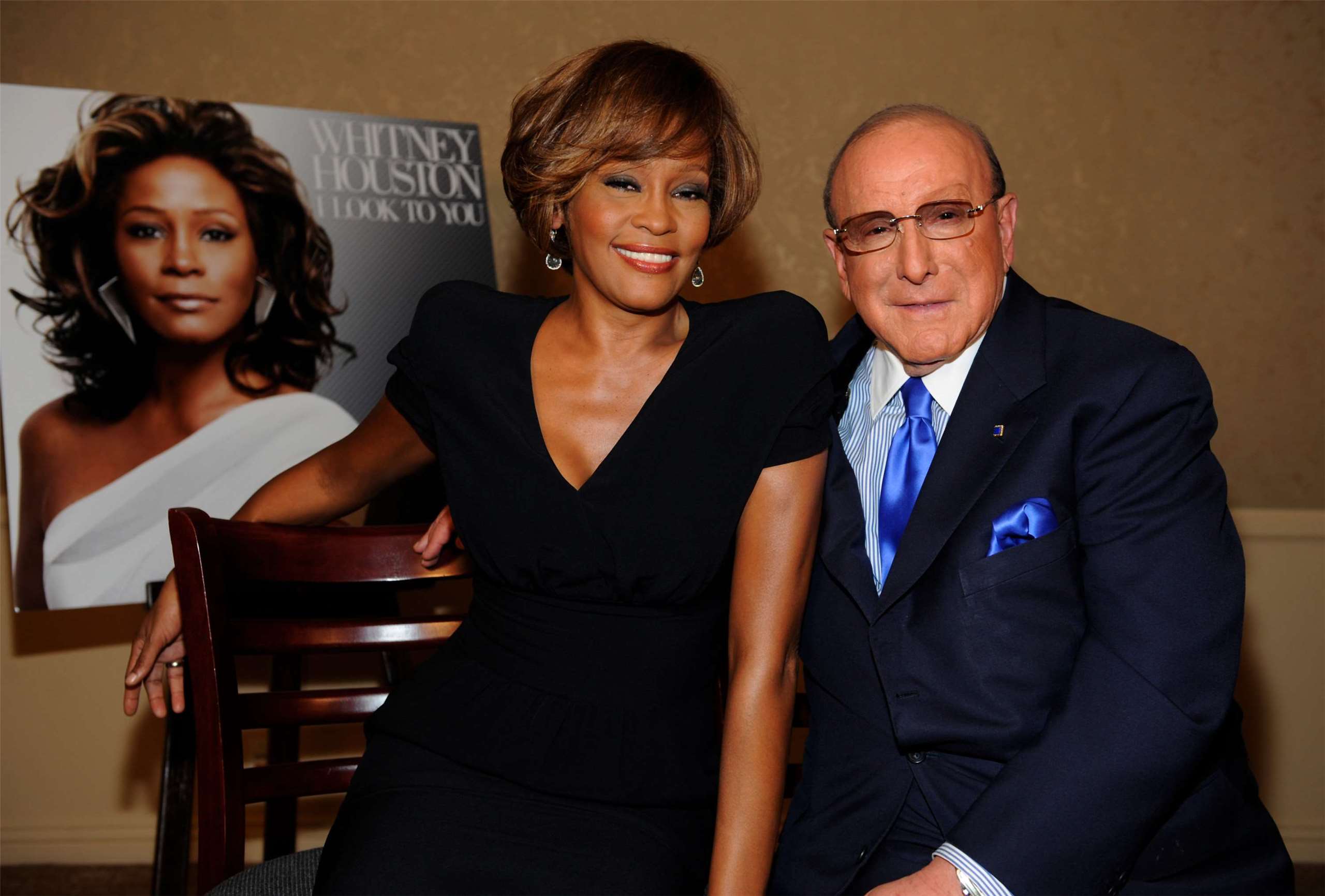 美國音樂史上最具影響力的唱片高層之一克萊夫戴維斯(Clive Davis，右)一手捧紅許多樂壇巨星，左為已故歌手惠妮休斯頓(Whitney Houston)。圖為兩人合影資料照。(美聯社/達志影像)