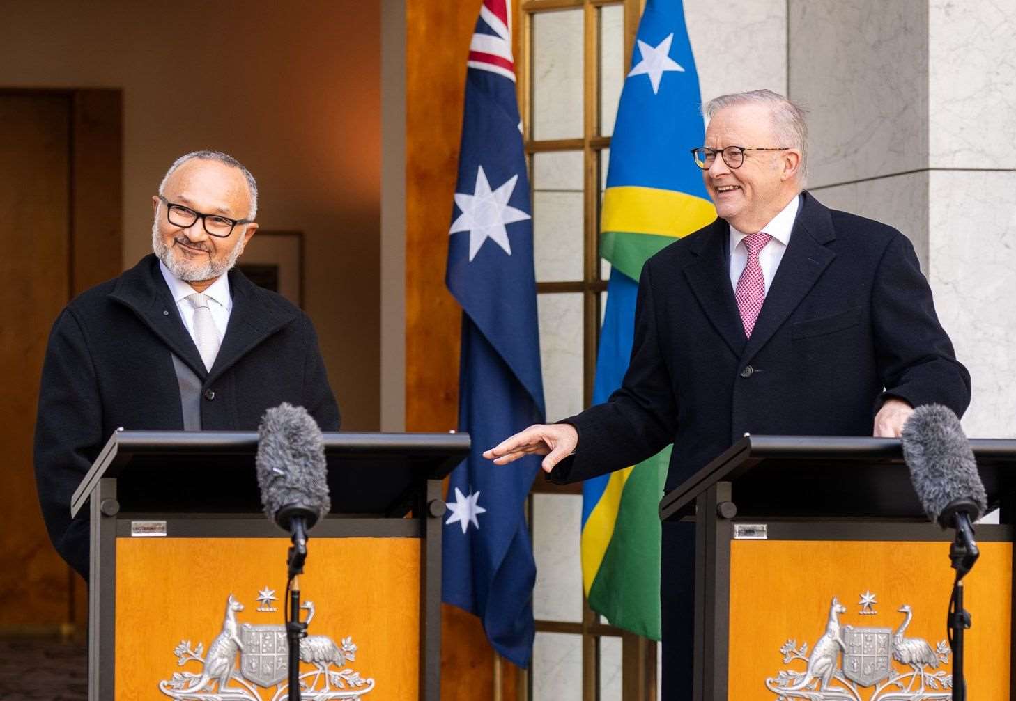 澳洲總理艾班尼斯(Anthony Albanese,右)3日會見到訪的索羅門群島總理瓦爾(Matthew Wale)。 (圖:X@AlboMP)