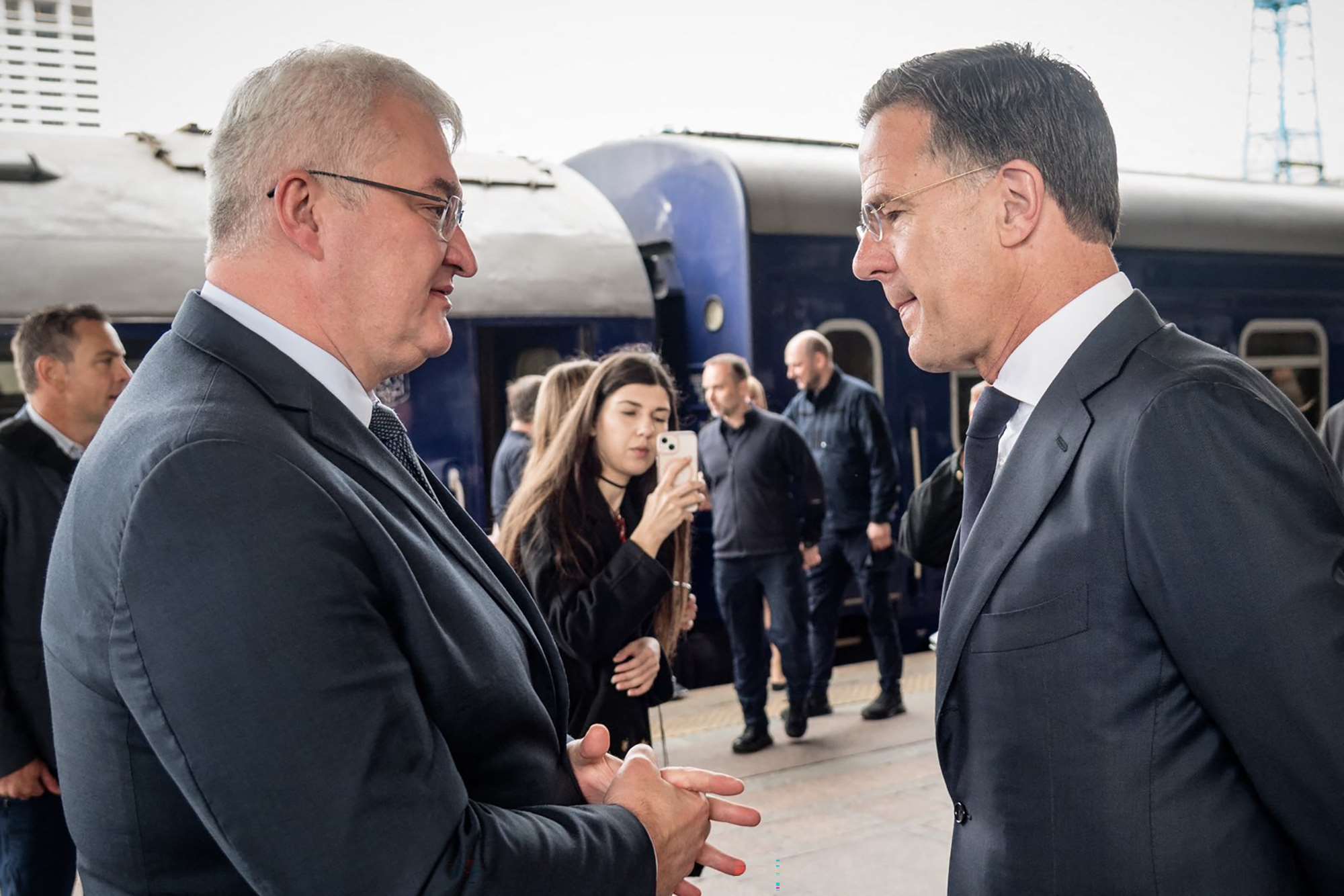 北約秘書長呂特（Mark Rutte）(右)3日搭乘火車抵達基輔訪問，受到烏克蘭外交部長西比哈(Andrii Sybiha)(左)歡迎。