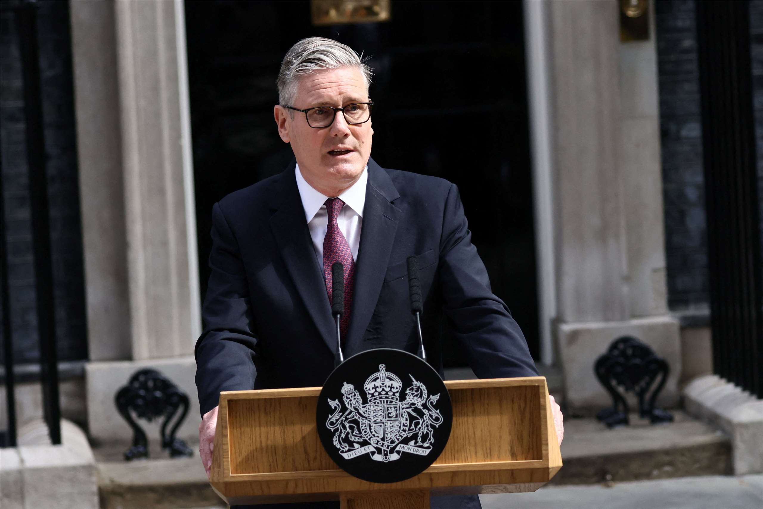英國首相施凱爾(Keir Starmer)22日宣布將辭去首相與工黨黨魁。(RT/達志影像)