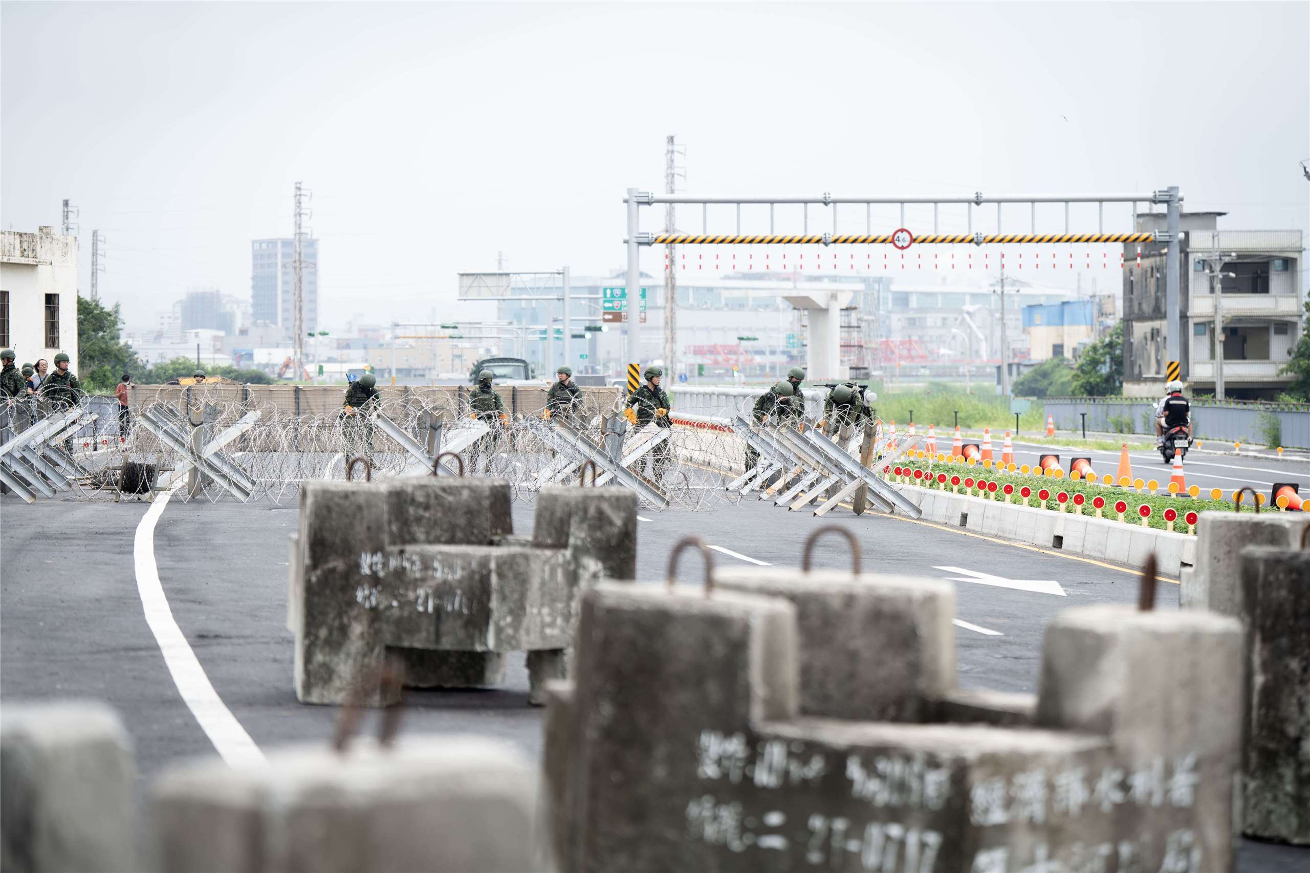 國軍「立即備戰操演」進入第4天，陸軍53工兵群25日上午在桃園新台15線路段執行「機動阻絕設置」操演。(楊仁翔 攝)