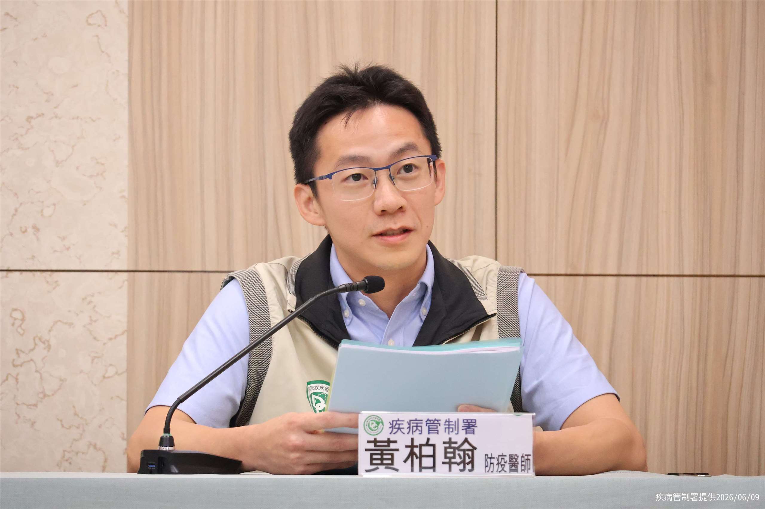 國內現今年首例副傷寒本土病例，疾管署防疫醫師黃柏翰籲避免生飲生食、落實手部衛生。(疾管署提供)