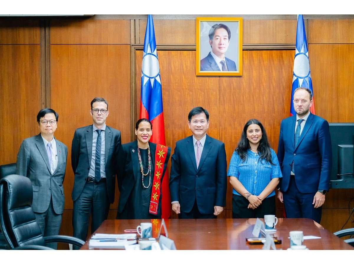 外交部長林佳龍(右三)在外交部接待法國國民議會外交委員會書記游蘇法(Estelle Youssouffa，左三)率領的訪團 (圖取自林佳龍臉書)