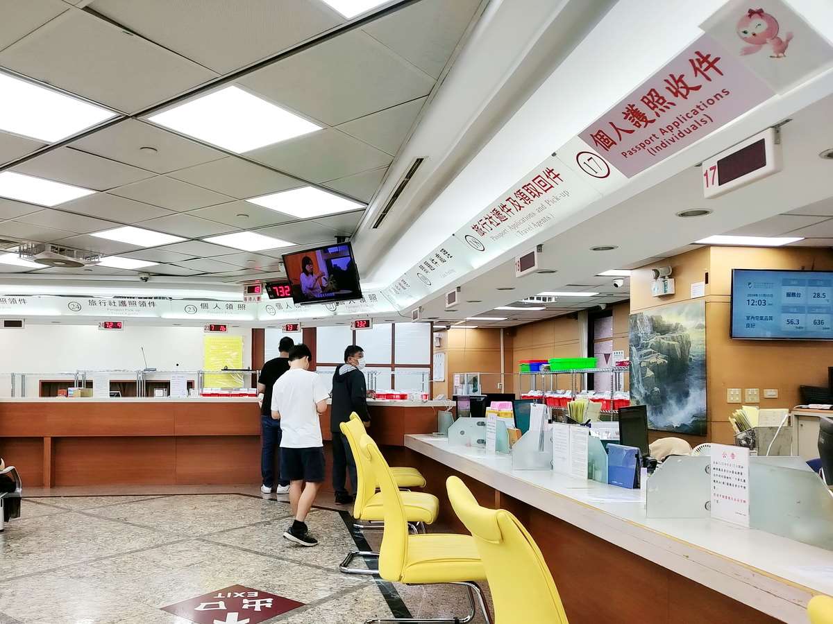 外交部「有條件式線上申換護照」7月1日上午10時開始再擴大適用對象，提醒民眾上傳的護照照片別「修圖過大」 (央廣檔案/記者王照坤 攝)