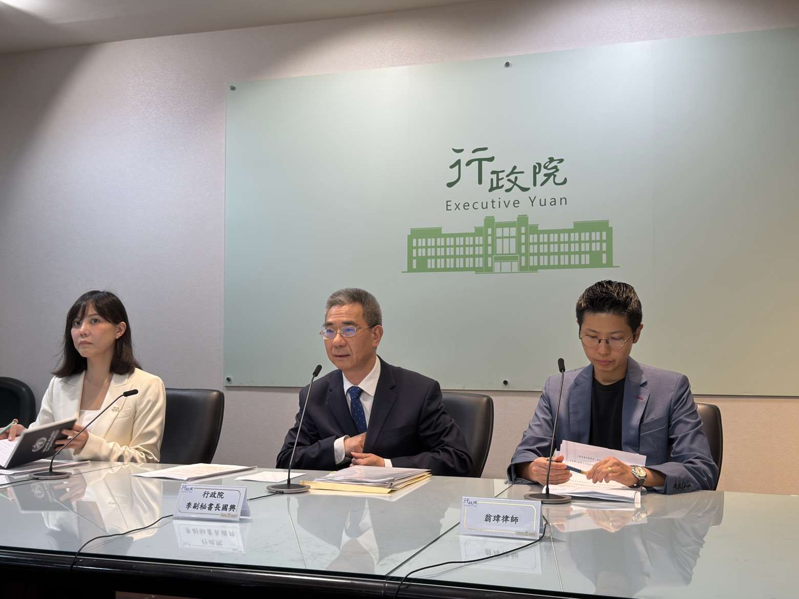 行政院26日召開記者會說明，前行政院經貿談判辦公室副總談判代表顏慧欣遭霸凌案調查結果。(鄭佑漢 攝)