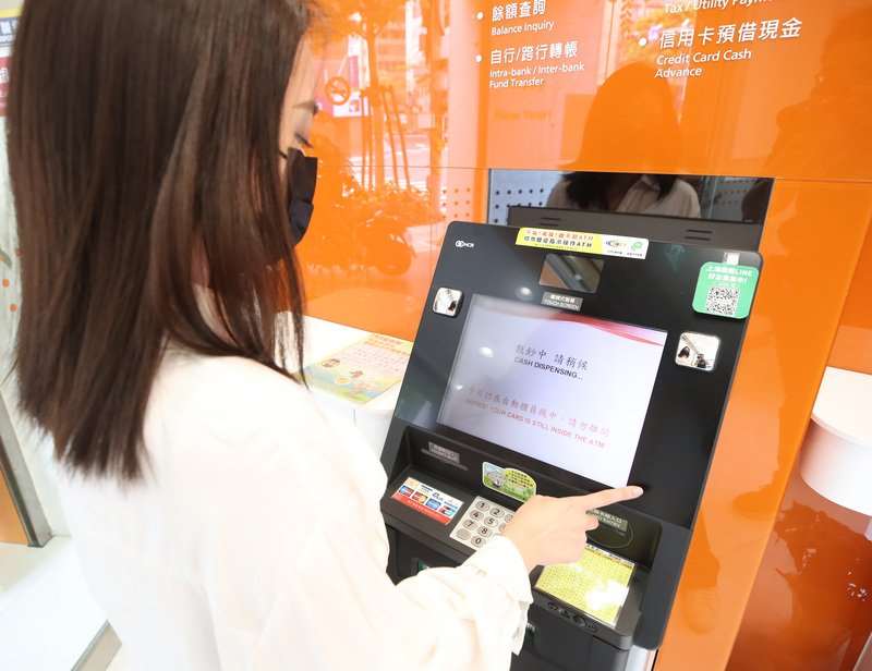 現行銀行跨行轉帳手續費新台幣15元，立委關注能否再調降。圖為民眾操作ATM資料照。