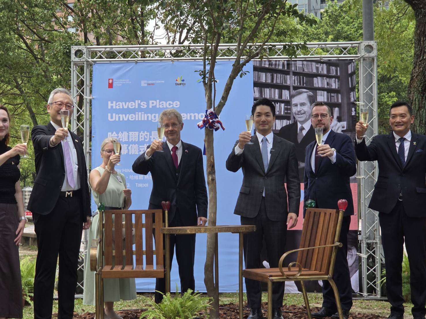 台北市長蔣萬安(中右)、捷克參議院議長韋德齊(中左)3日為落腳於台北大安森林公園的「哈維爾的長椅」揭幕。(江昭倫 攝)