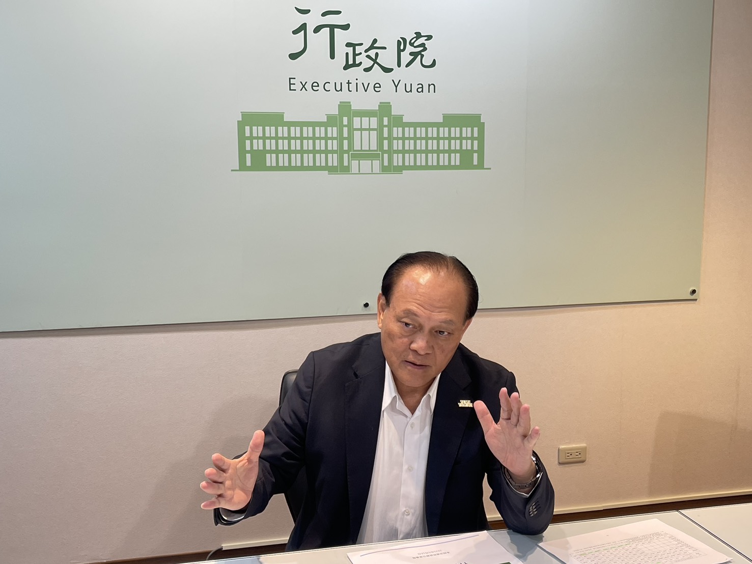 行政院政務委員季連成(圖)16日下午召集檢察、警政、調查、憲兵、海巡及關務等六大緝毒系統首長，以及教育部代表，主持「打黑反毒指揮小組」專案會議，強化查緝及重罰毒駕。資料照。(鄭佑漢 攝)
