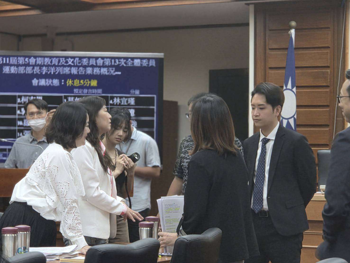立法院教委會國民黨立委羅廷瑋4日審議《電子競技運動發展基本法》草案引發討論，朝野協商後達成共識，決議先召開公聽會蒐集意見，再研議後續審查程序。(江昭倫 攝)