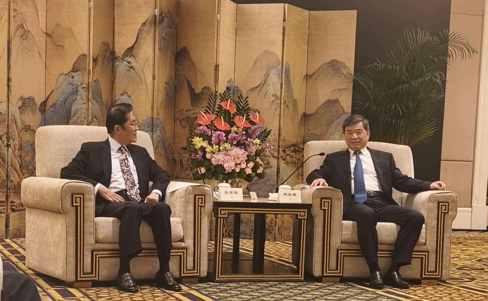 率團前往中國福建出席海峽論壇的國民黨副主席張榮恭12日中午會見福建省委書記周祖翼。(國民黨提供)
