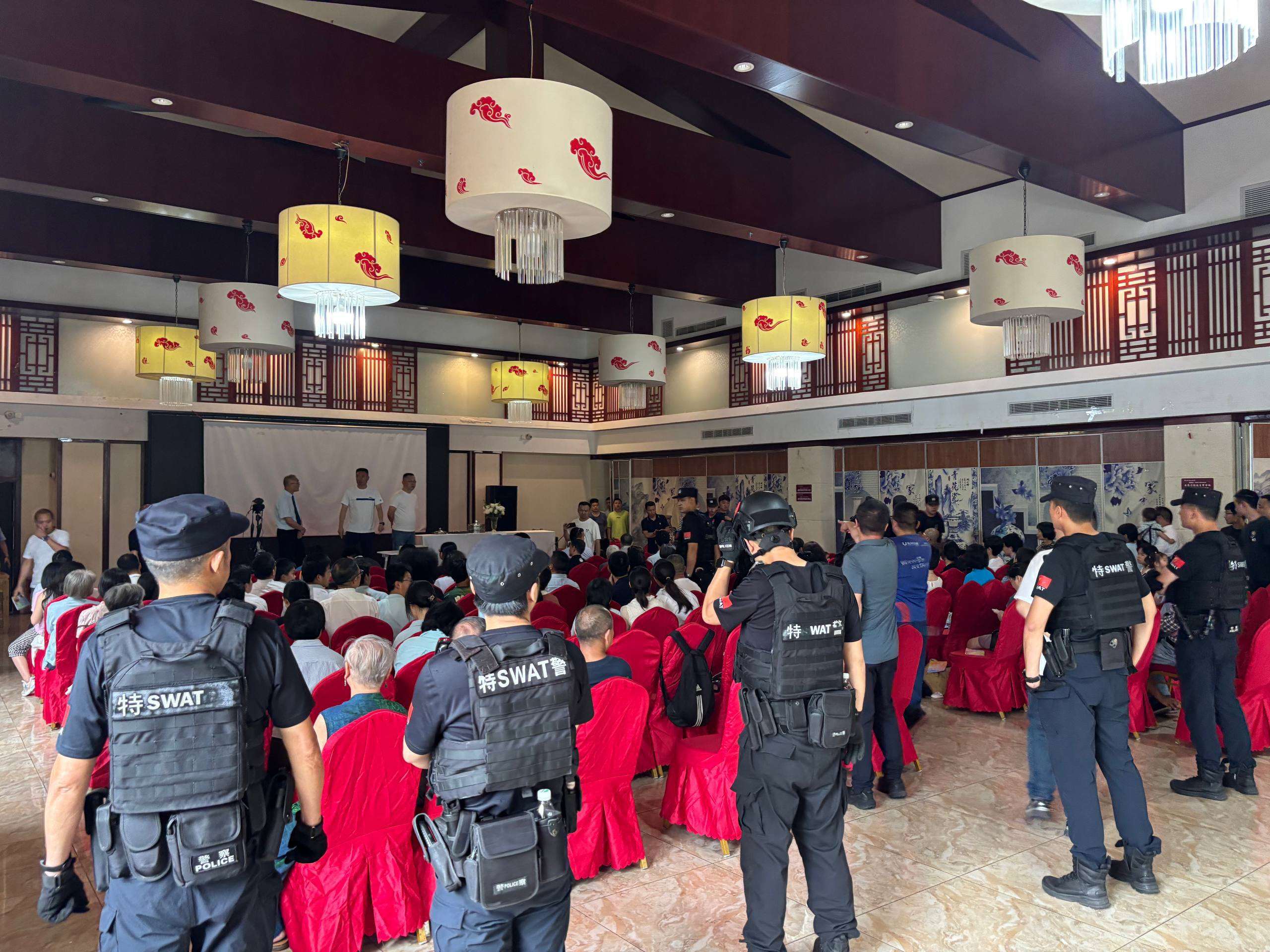 成都秋雨聖約教會6月14日的聚會，遭到批警力包圍。(圖：維權網)