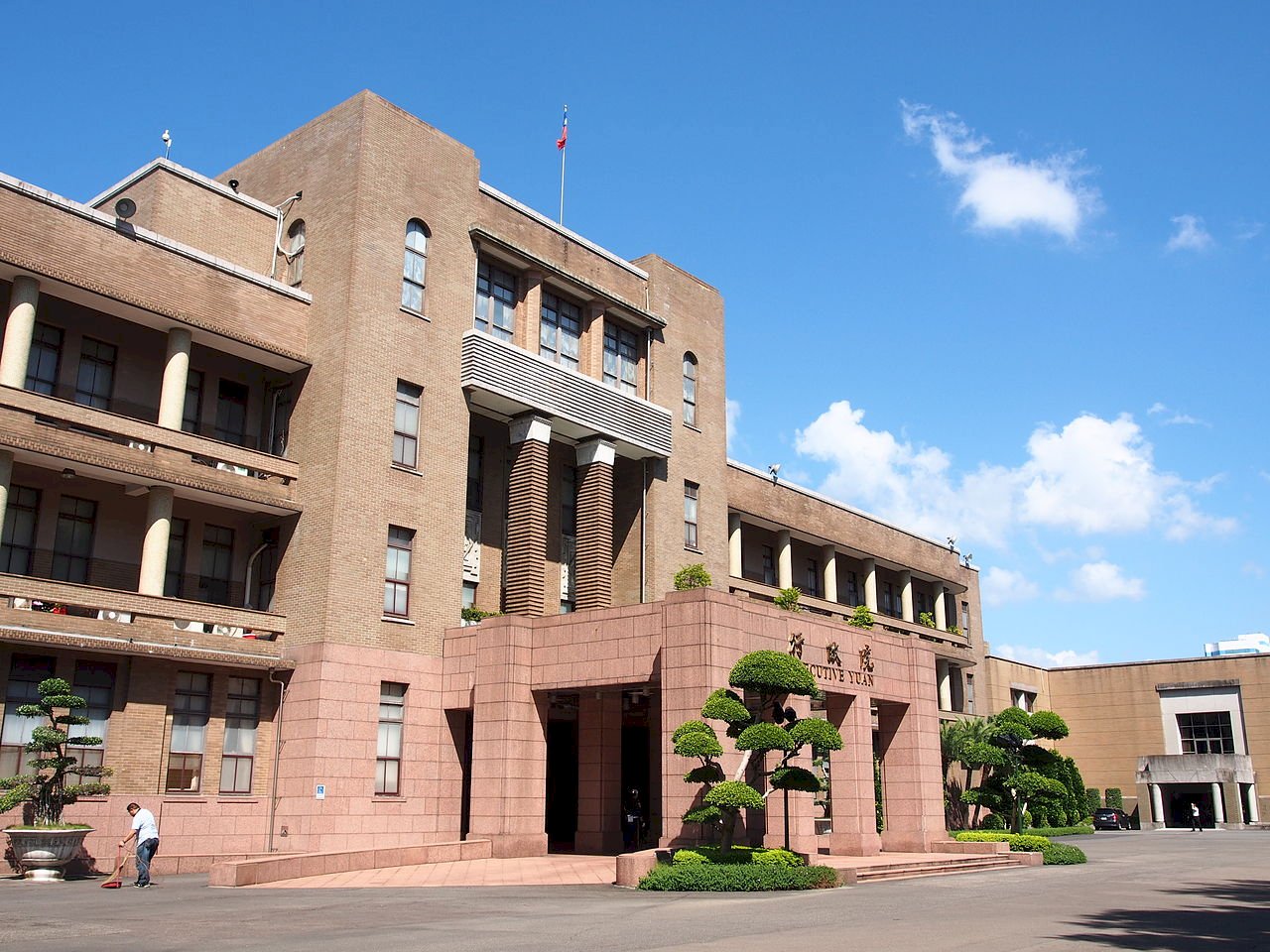 在1.25兆元國防特別條例中無人機預算遭大砍後，政院決定推出無人機特別預算。圖為行政院大樓。(圖:維基百科/CC BY-SA 3.0)