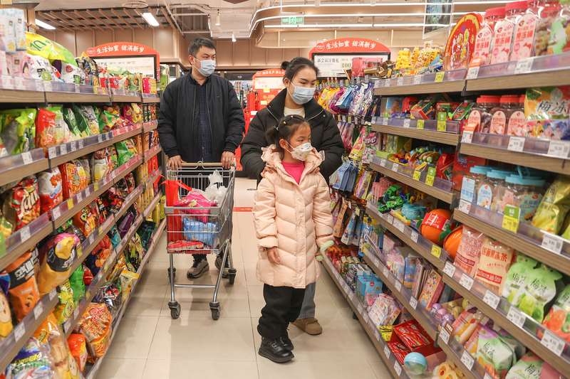 中國官方16日公布5月份經濟數據顯示，社會消費品零售總額年減0.6%，是2022年12月以來首度下降，1至5月份的累計增速下滑至1.4%，引發各界關注。圖為中國民眾在超市選購商品。資料照。(中新社提供)