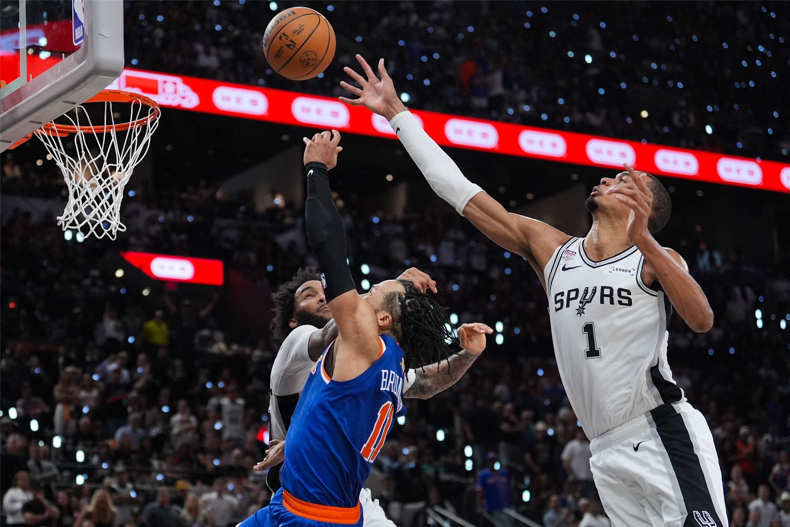NBA總冠軍賽，紐約尼克隊(New York Knicks)(籃球衣)在7戰4勝制的總冠軍賽對上聖安東尼奧馬刺(San Antonio Spurs)(白球衣)已經連拿2勝，第三戰將回到尼克主場。(AP/達志影像)