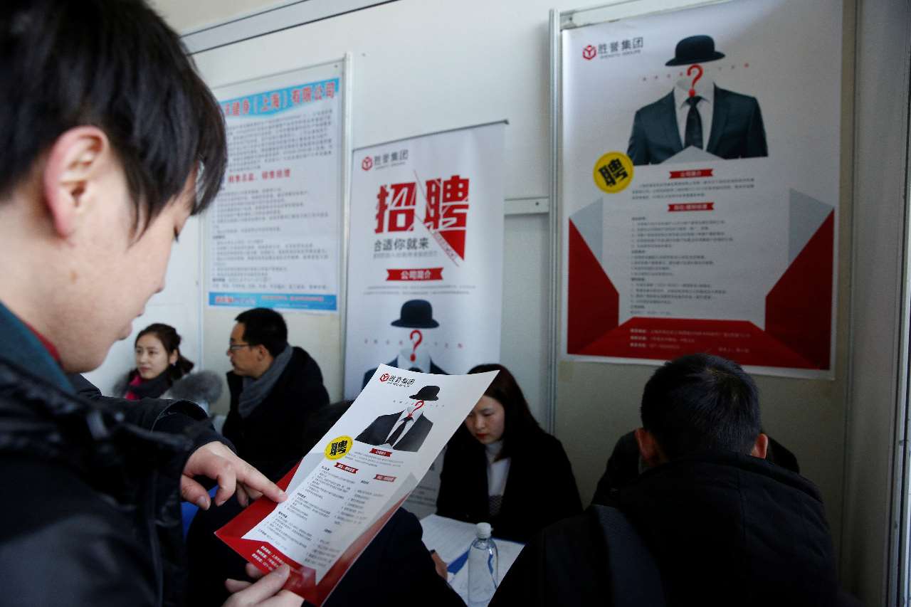中國國家統計局22日發布分年齡組失業率數據，5月全國城鎮調查失業率5.1%，全國城鎮不含在校生的16歲至24歲勞動力失業率為15.6%，也較4月回落0.7個百分點。圖為上海一處就業博覽會。