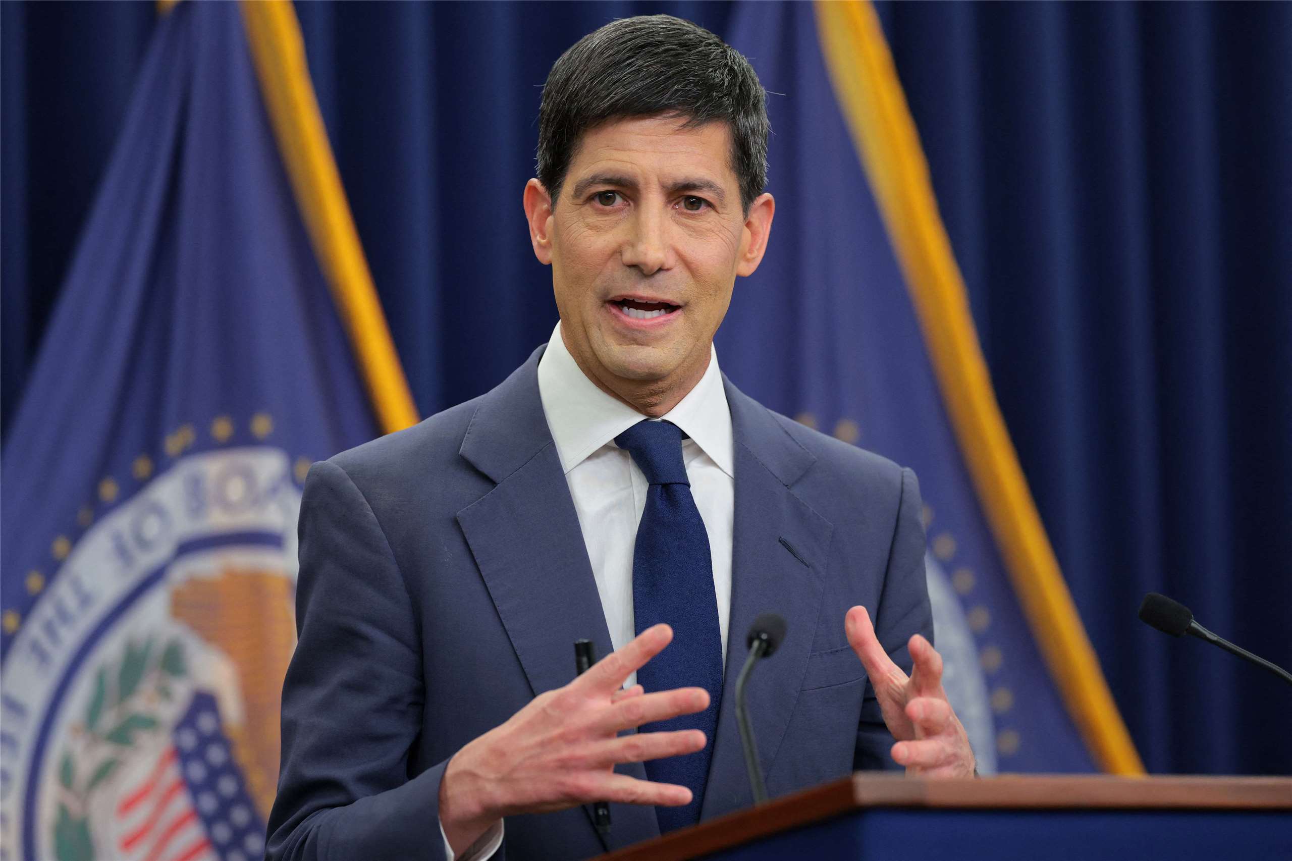 美國聯準會新任主席華許(Kevin Warsh)17日主持決策會議後的記者會。