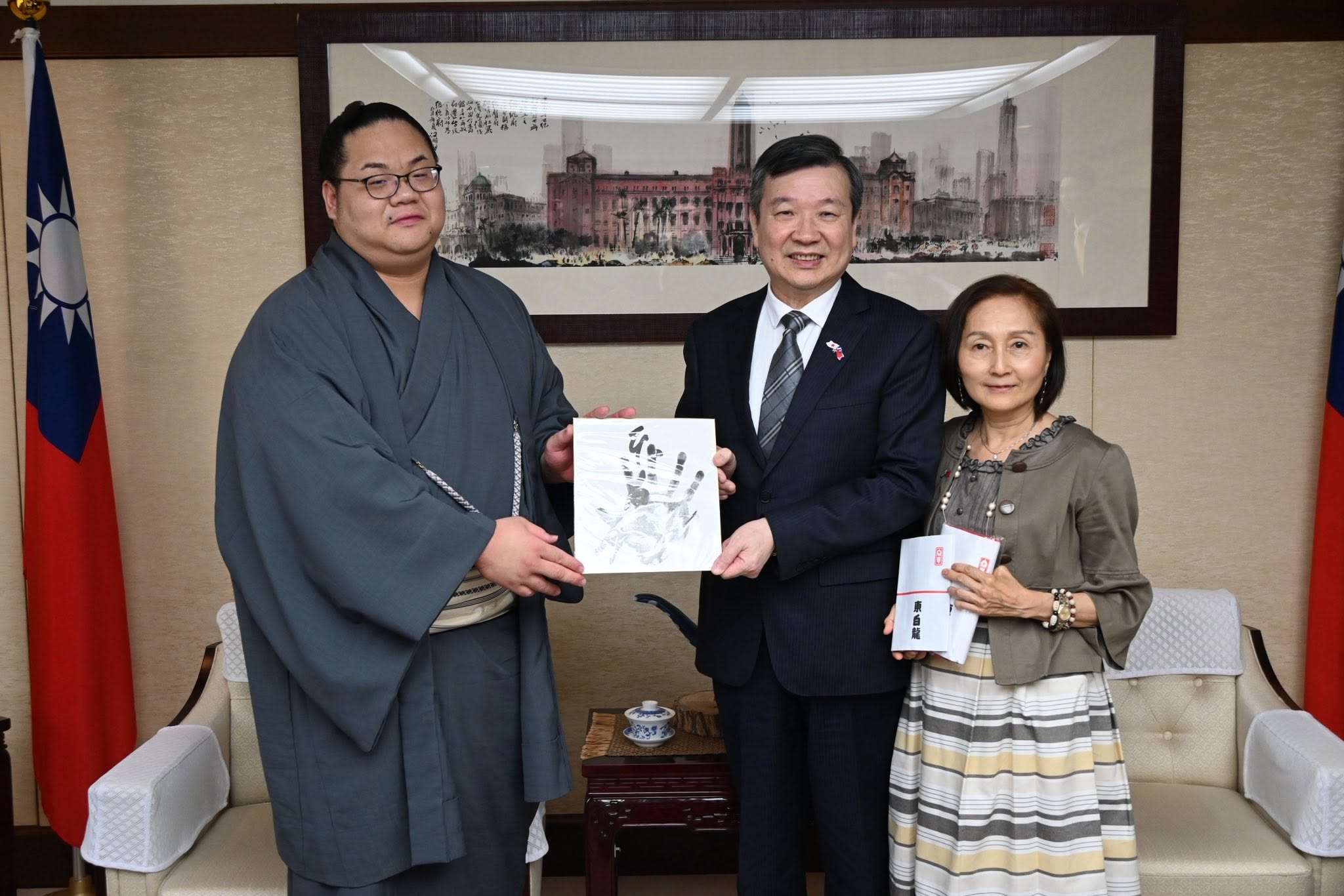 駐日代表李逸洋(中)會晤台日混血的現役日本大相撲幕內力士東白龍雅士(左)。(圖：李逸洋臉書)
