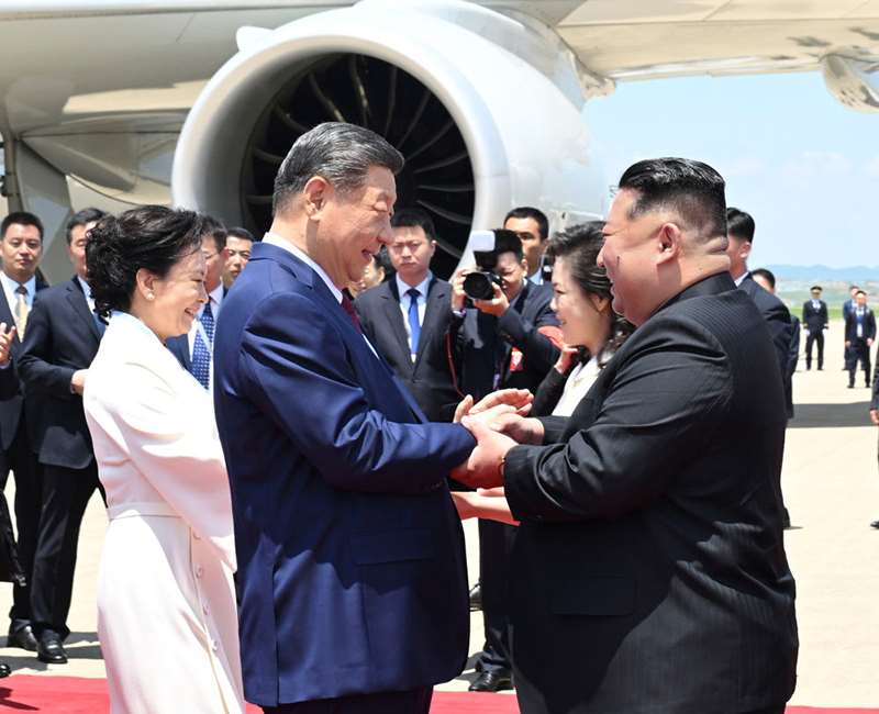 中國國家主席習近平8日抵達平壤，北韓領導人金正恩親自接機。 (圖:翻拍自中國政府網)