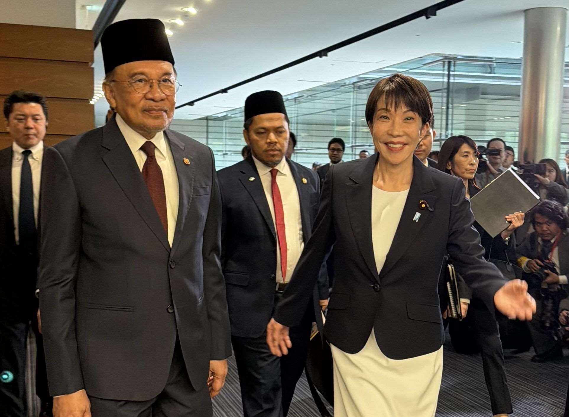日本首相高市早苗10日在東京與馬來西亞首相安華(Anwar Ibrahim)舉行會談。 (圖:X@kantei)