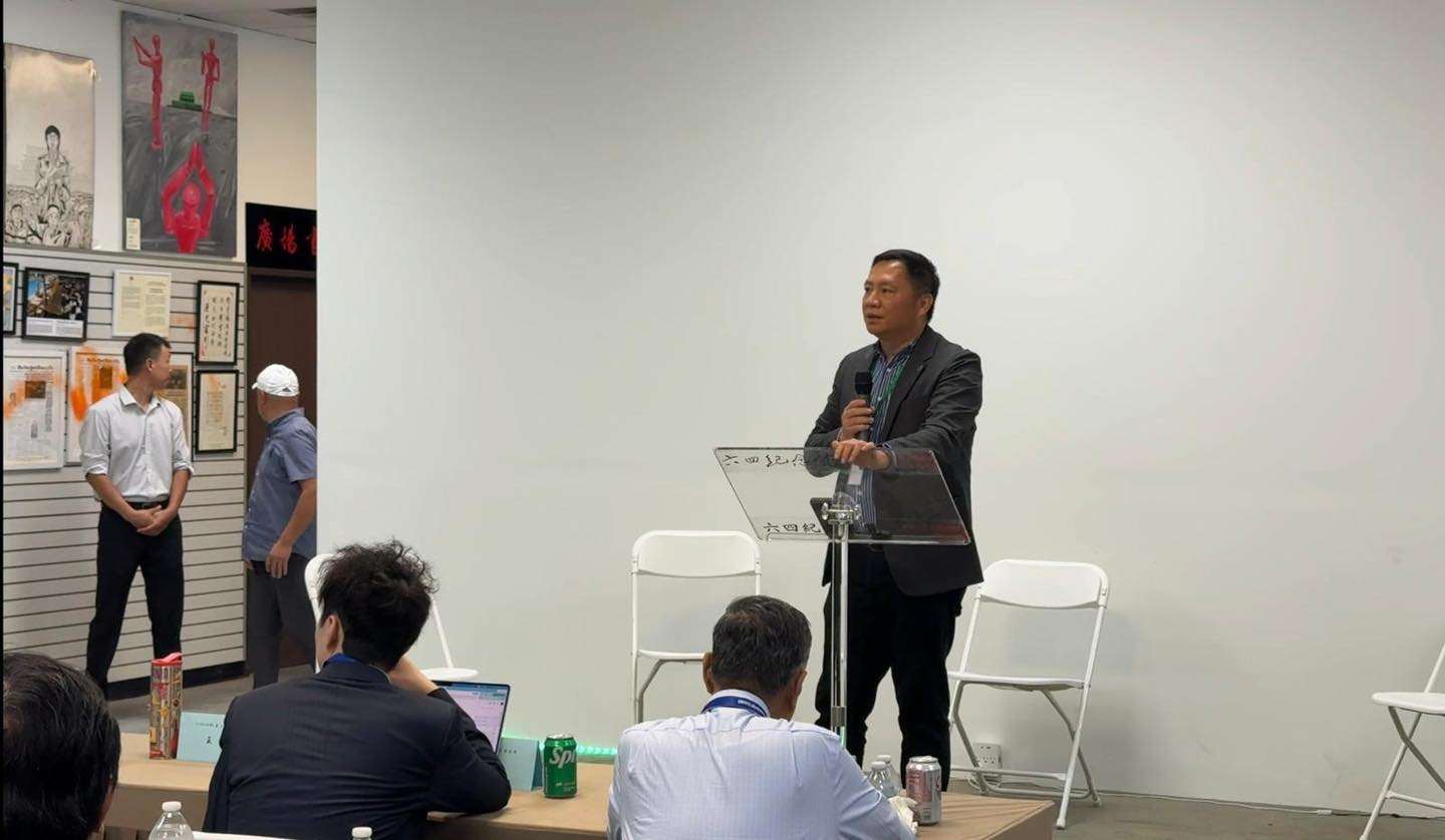 根據王丹在X上的發文，5月31日原定在六四紀念館舉行第二屆「中國論壇」，但是在5月31日上午，六四紀念館義工上班時發現，紀念館大門遭到破壞和塗鴉，隨後向警方報案。(圖:X@wangdan1989)