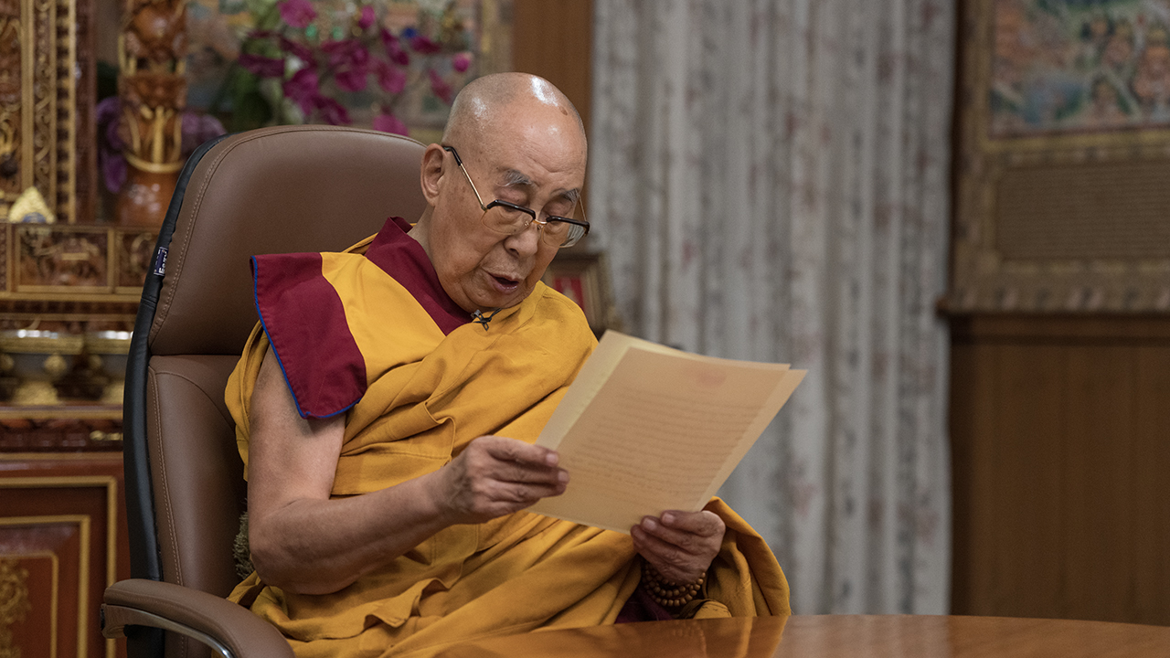 西藏精神領袖達賴喇嘛接受膝蓋治療。資料照片。 (圖:X@DalaiLama)